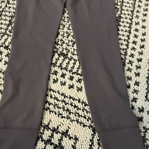 NWT Vuori daily leggings size small. Color sawyer.